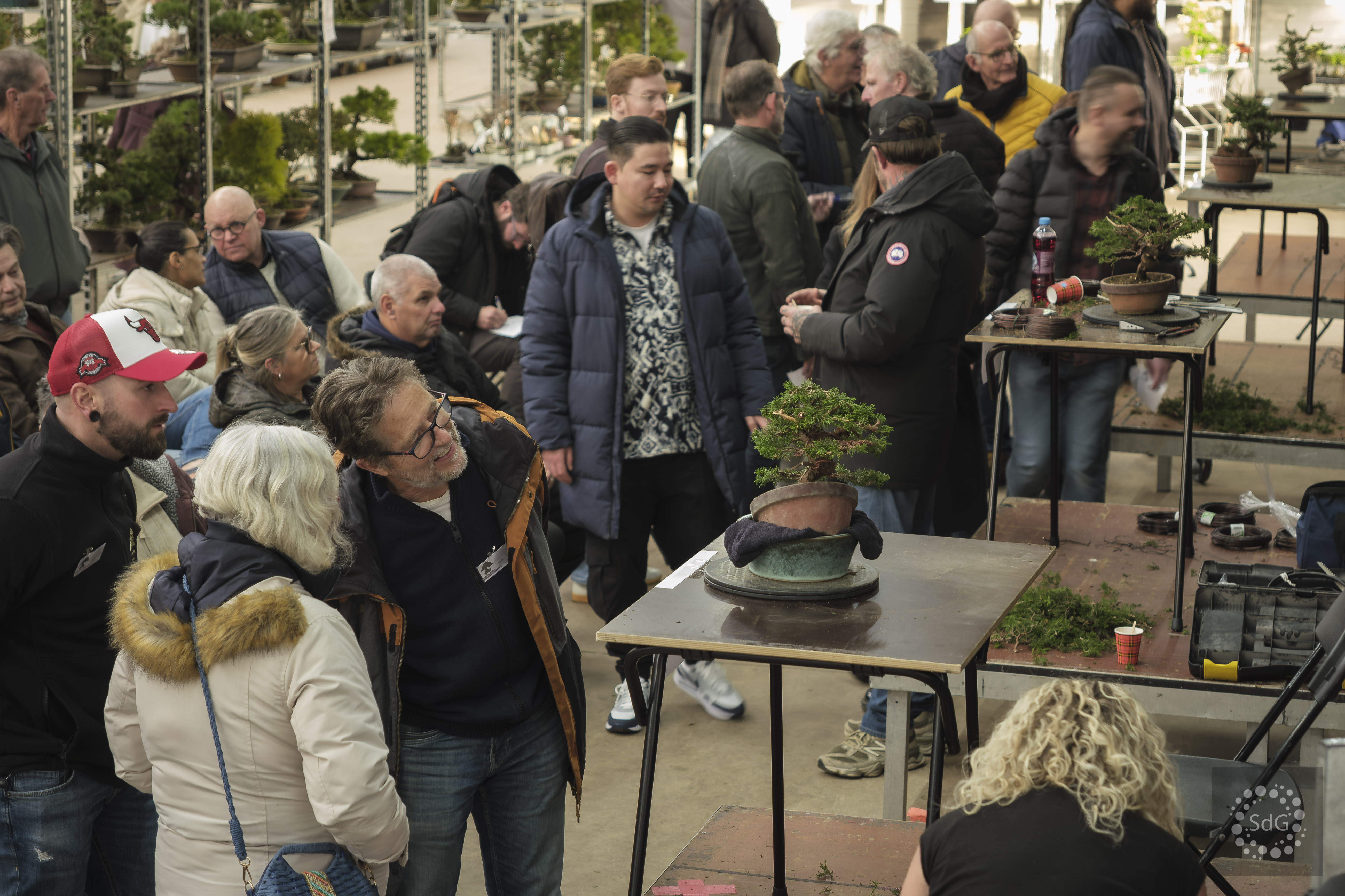 2 leden die een banner vasthouden van een evenement