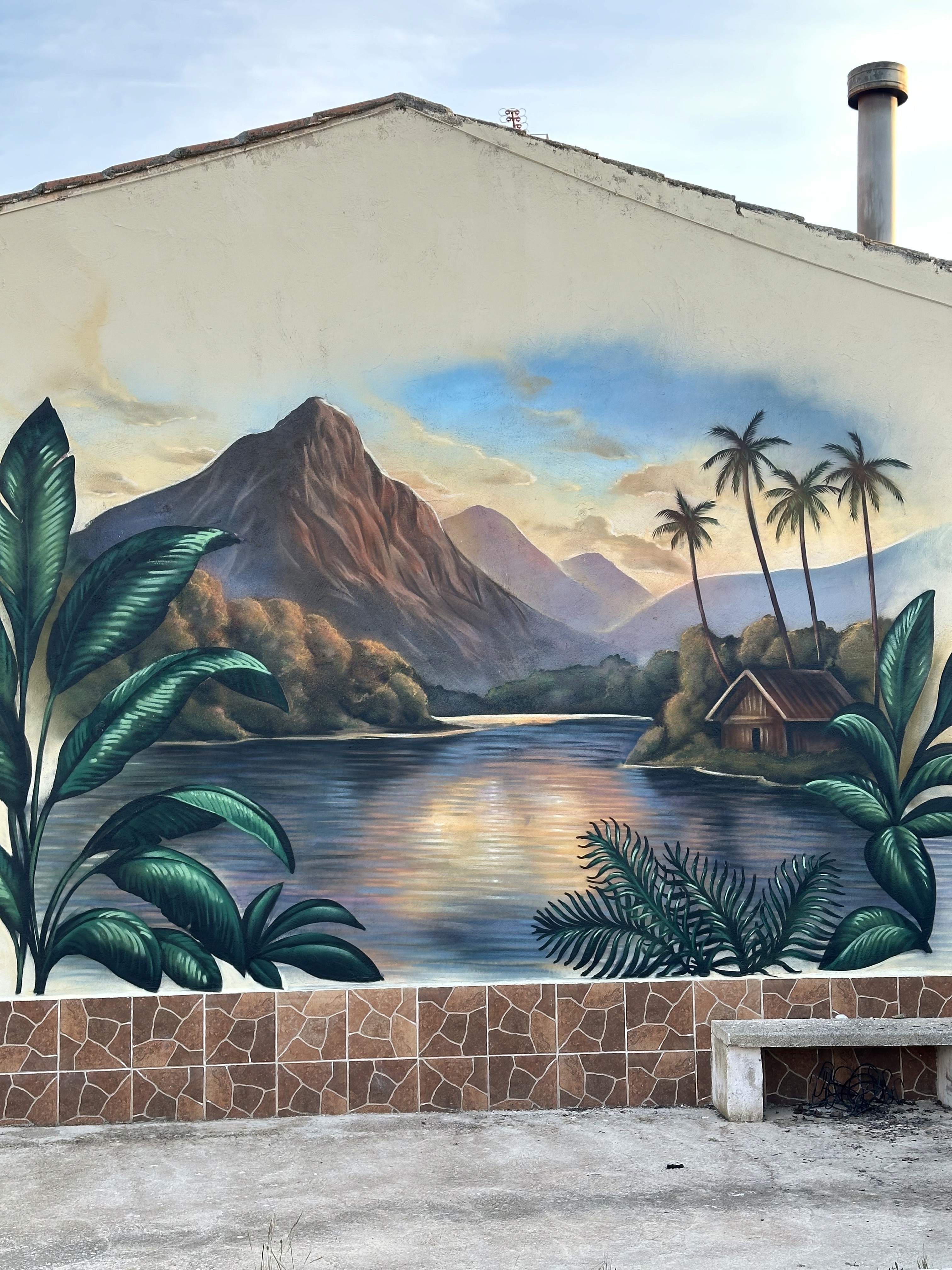 Mural de un paisaje tropical pintado en un interior en Ciudad Real