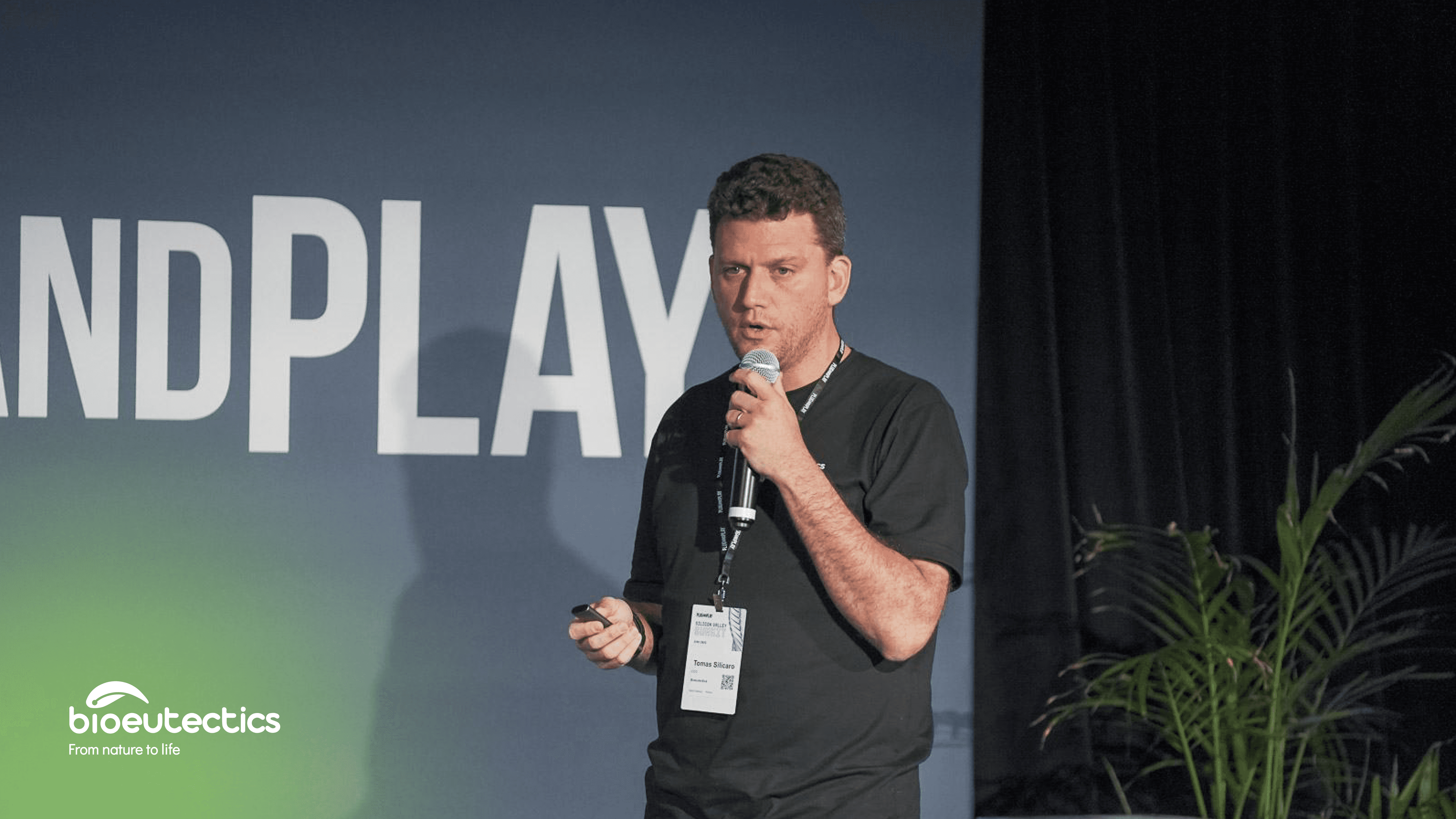 Tomás Silicaro speaking at a conference on stage.