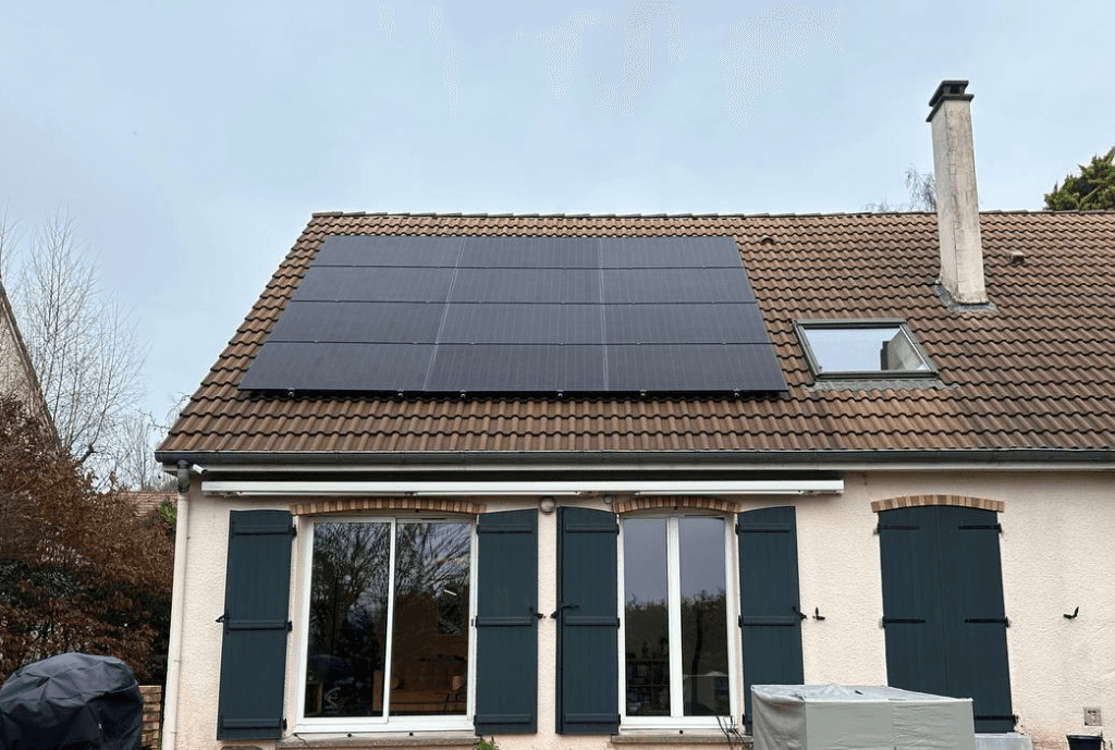 Photo d'une maison à Noisi-le-Roi en France équipée de panneaux photovoltaïques dont l'installation a été faite par Solarock.