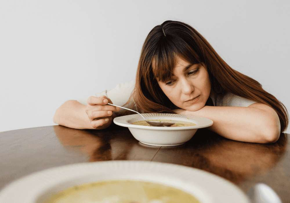 Persona con falta de apetito y molestias digestivas durante las comidas