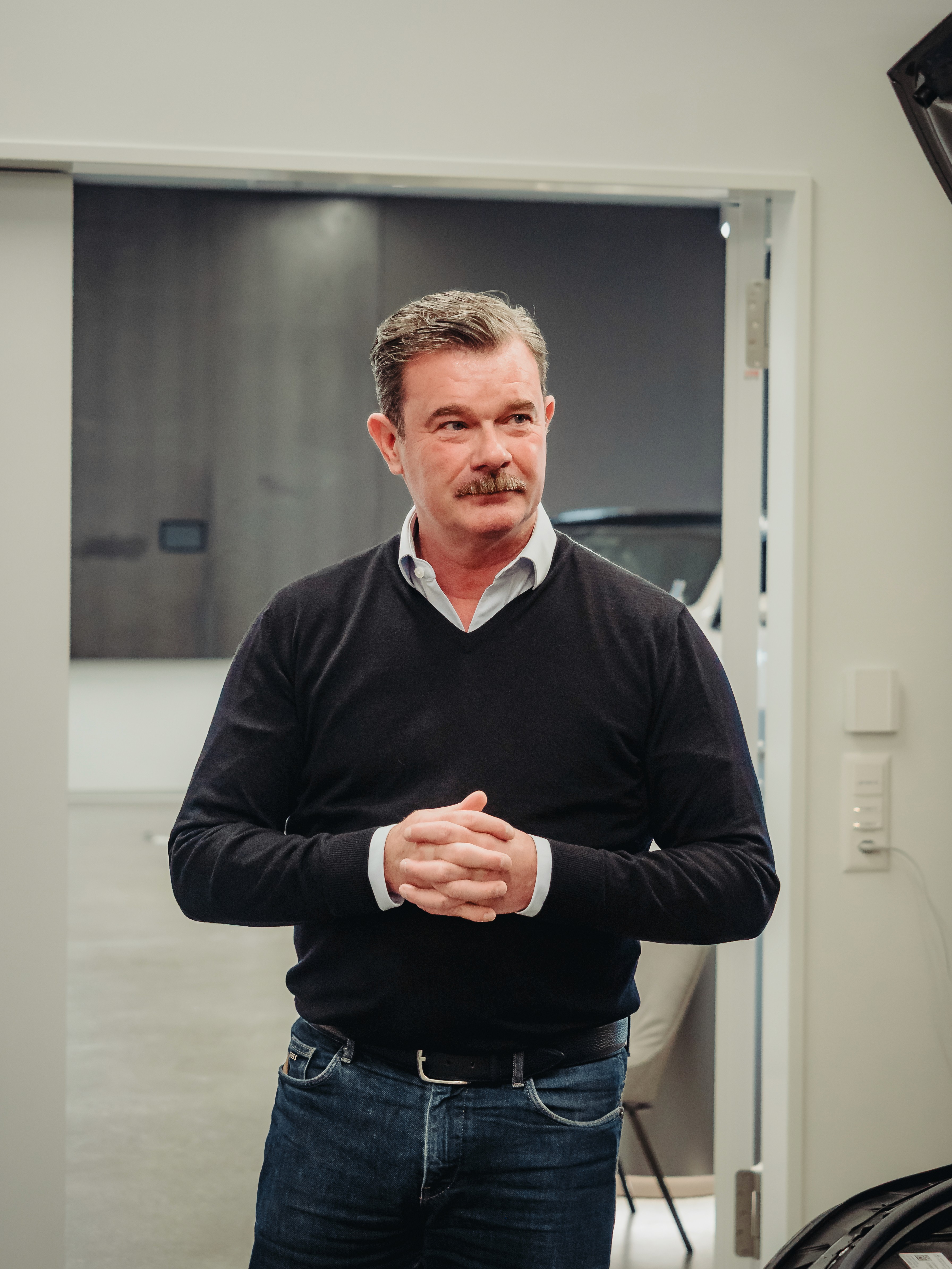 Consultant leading a behavioral training session, introducing human-centered communication and leadership concepts during an Assimilyze workshop.