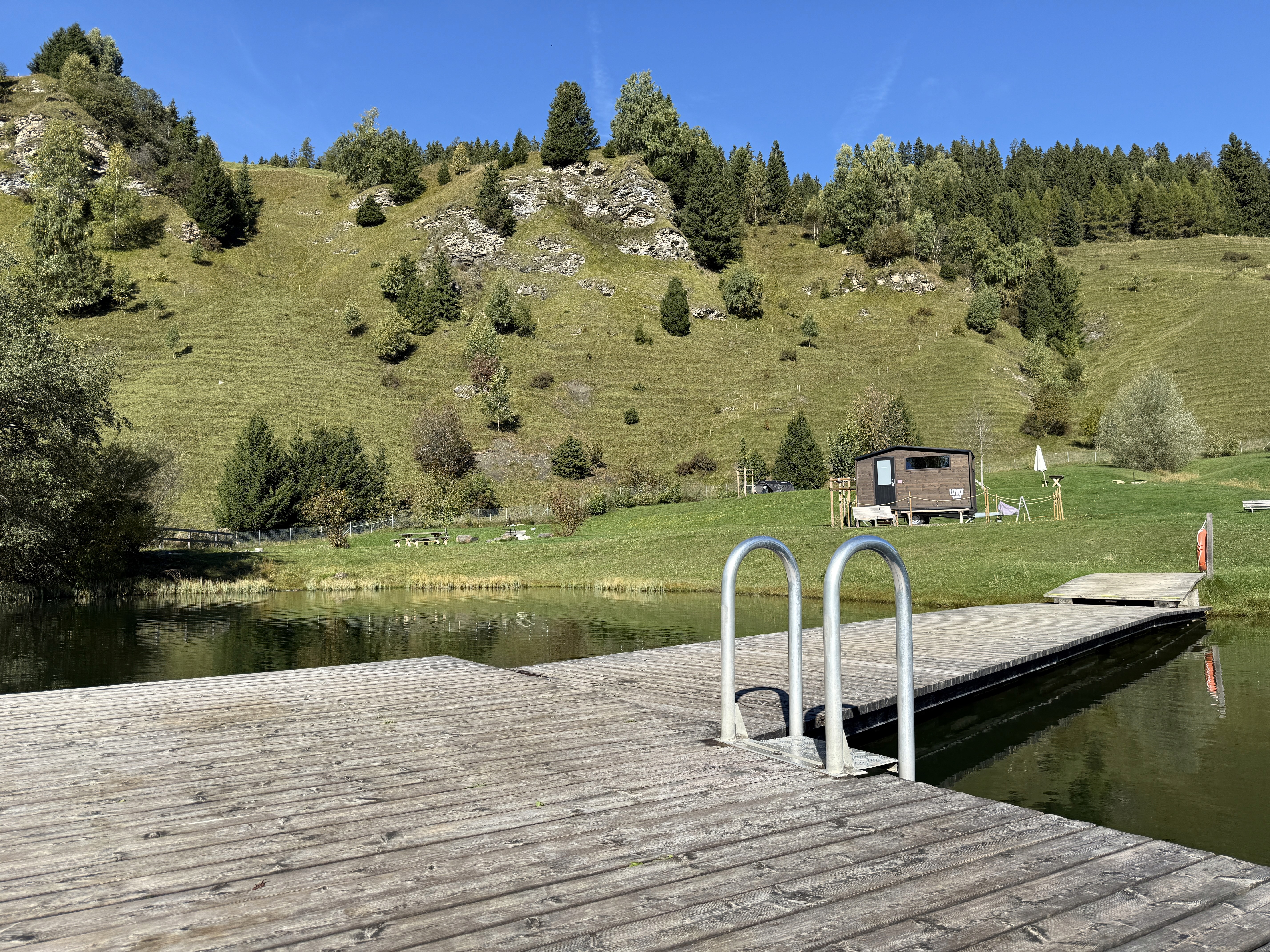 LÖYLY Sauna fotografiert vom Steg des Badesee Davos Munts.