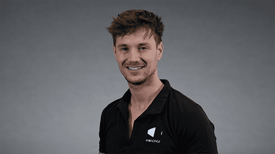 Lars Kleveland økonomisjef VVS Norge i sort skjorte med VVS Norge logo foran nøytral grå bakgrunn