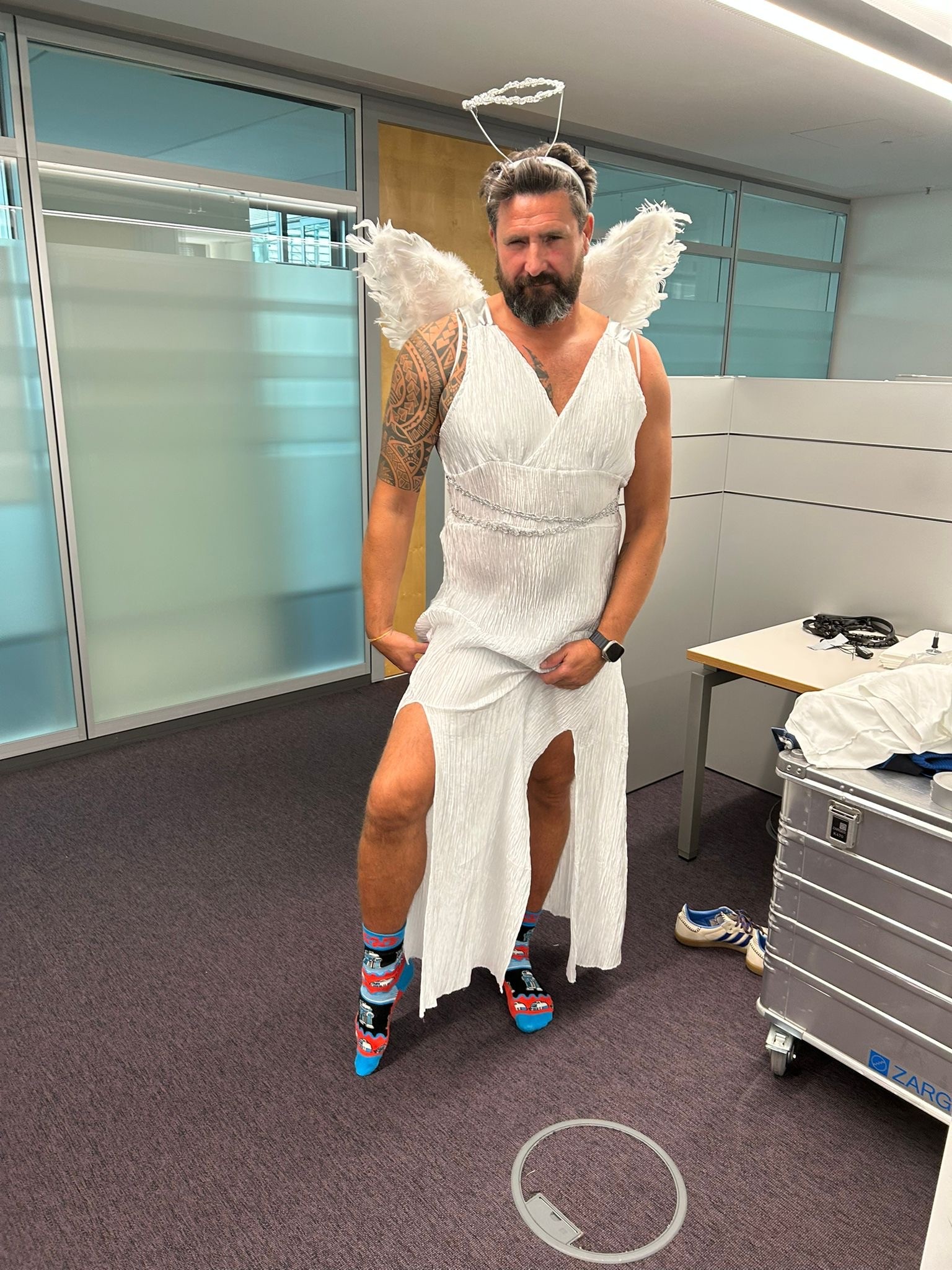 Schauspieler aus Mockumentary im Engelskostüm