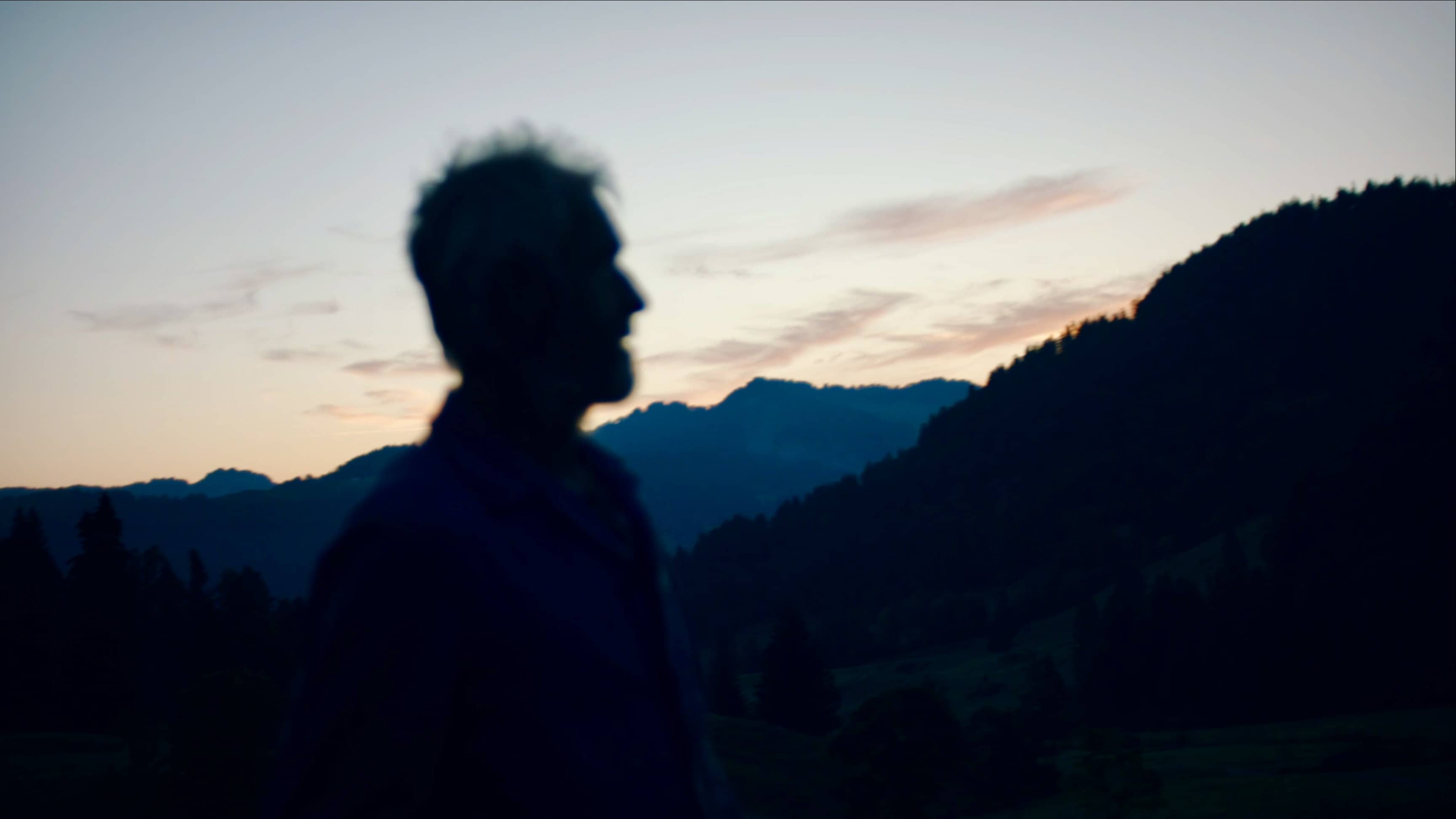 Silhouette eines Mannes in den Bergen