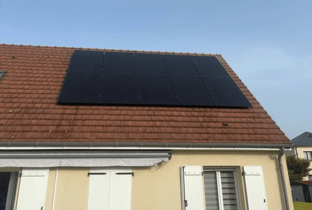 Photo d'un toit d’une maison à Saint-Ouen-en-Belin en France équipée de panneaux photovoltaïques dont l'installation a été faite par Solarock.