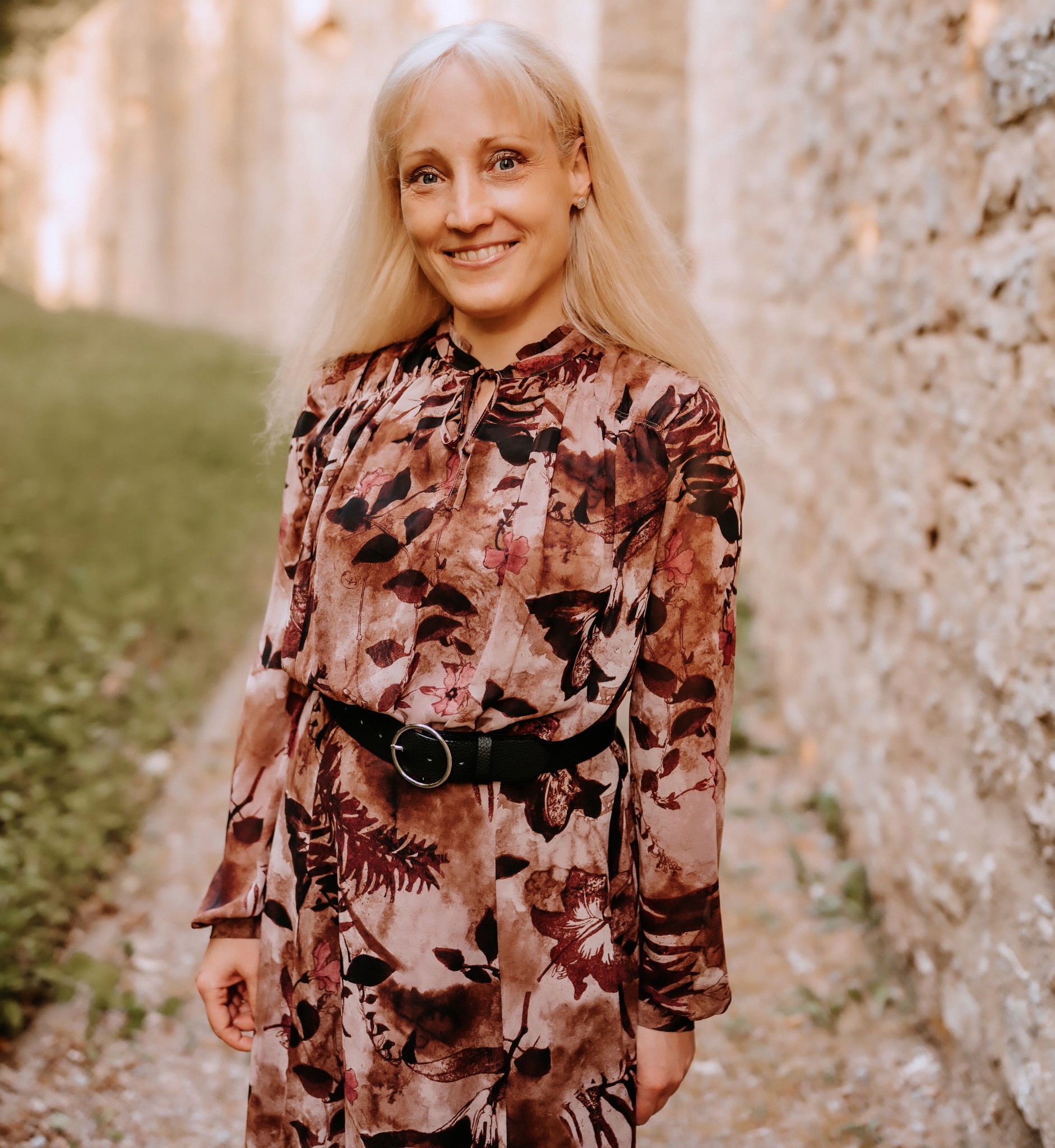 Sympathisches Porträt der Hochzeitssängerin Yvonne – authentische und herzliche Live-Musik-Begleitung für euren besonderen Tag.