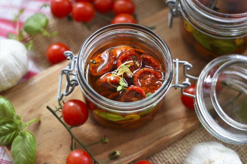Pomodori sott'olio con erbe aromatiche
