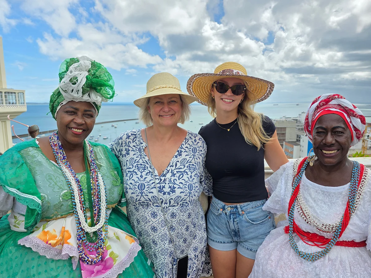 Portrait von Reiseteilnehmerinnen und Einheimischen