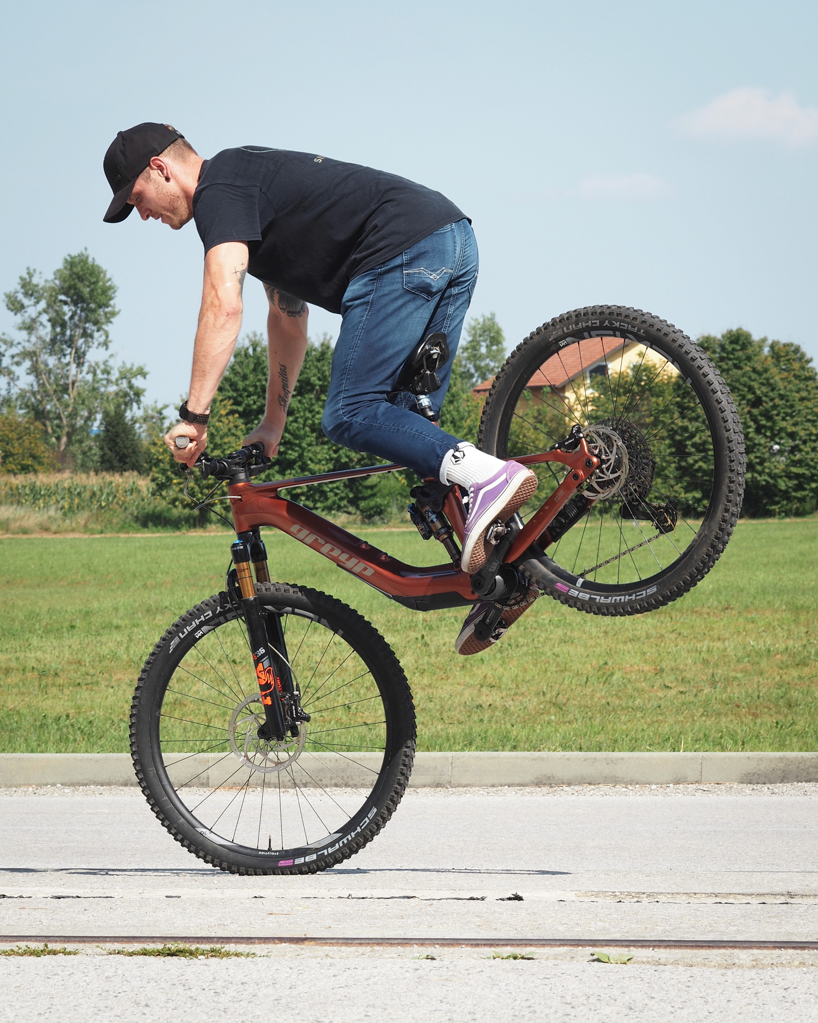Ride doing a trip on a mountain bike. Grepy G4 Zaney.