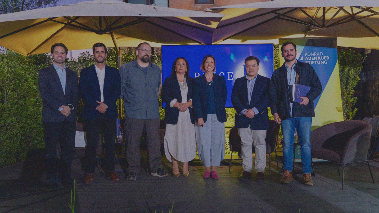 Foto del equipo de IdeaPaís en conjunto con los panelistas que participaron en el lanzamiento de la Revista Raíces Nº9: “El estado del Estado.