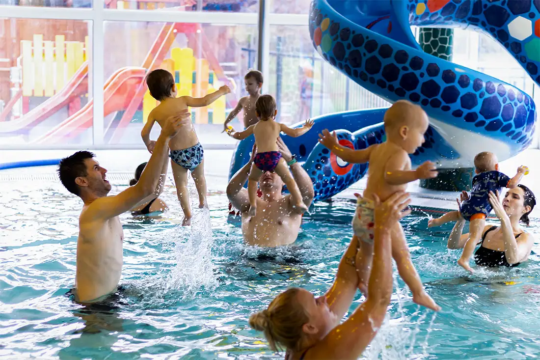 deti a rodice hrajici si ve vode