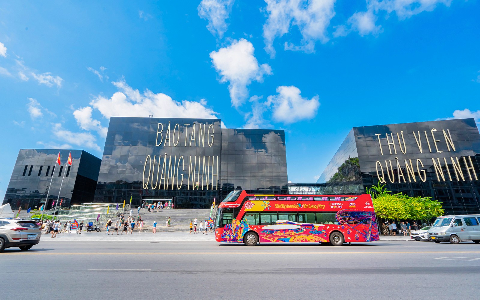 在广宁博物馆前的上下车观光巴士，前往下龙湾。