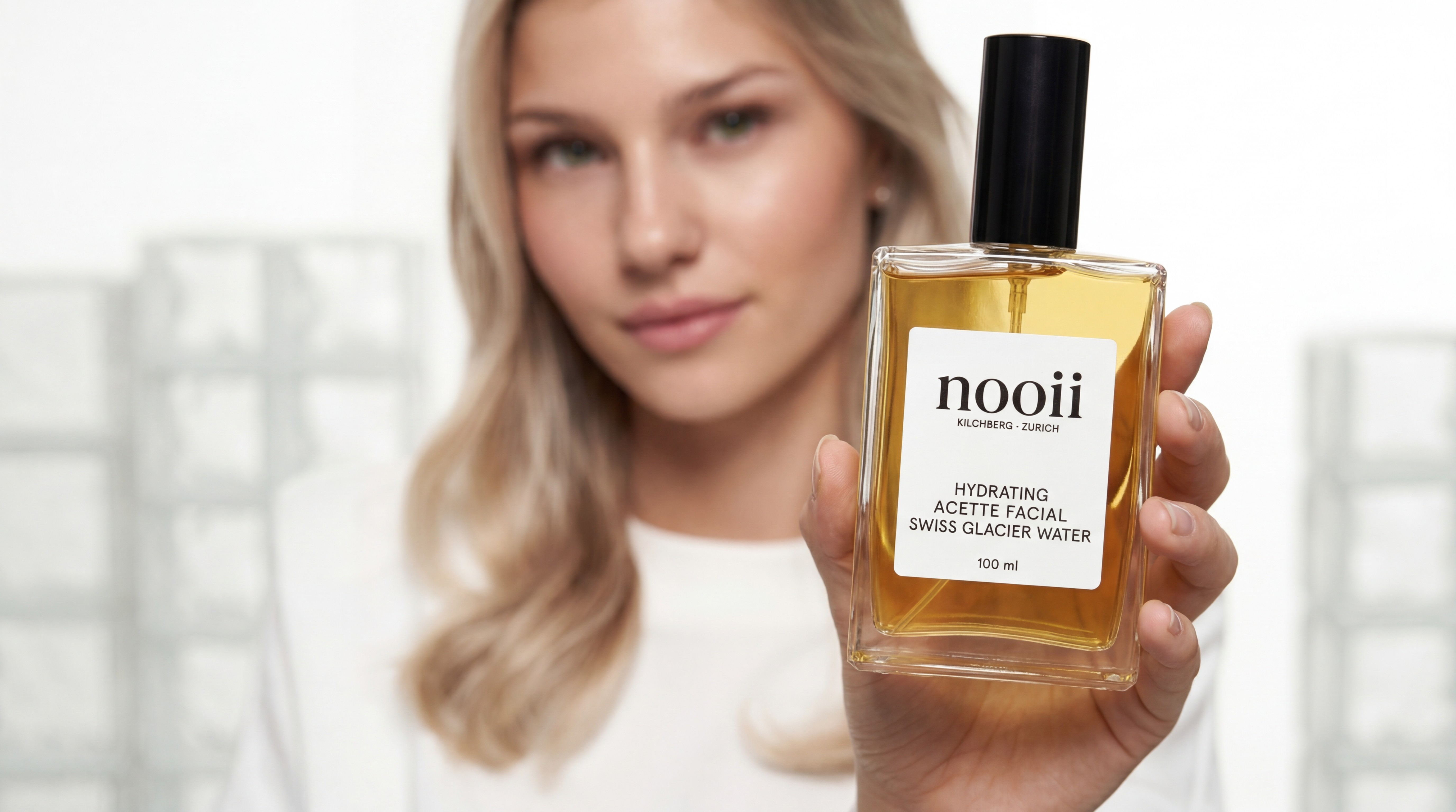 AI Influencer hält Nooji Parfum-Flasche – AI-generierte Produktpräsentation für Beauty-Brand