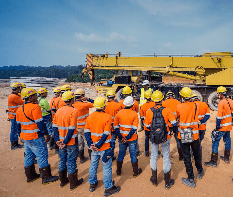 Equipo de construcción reunido para la reunión de seguridad