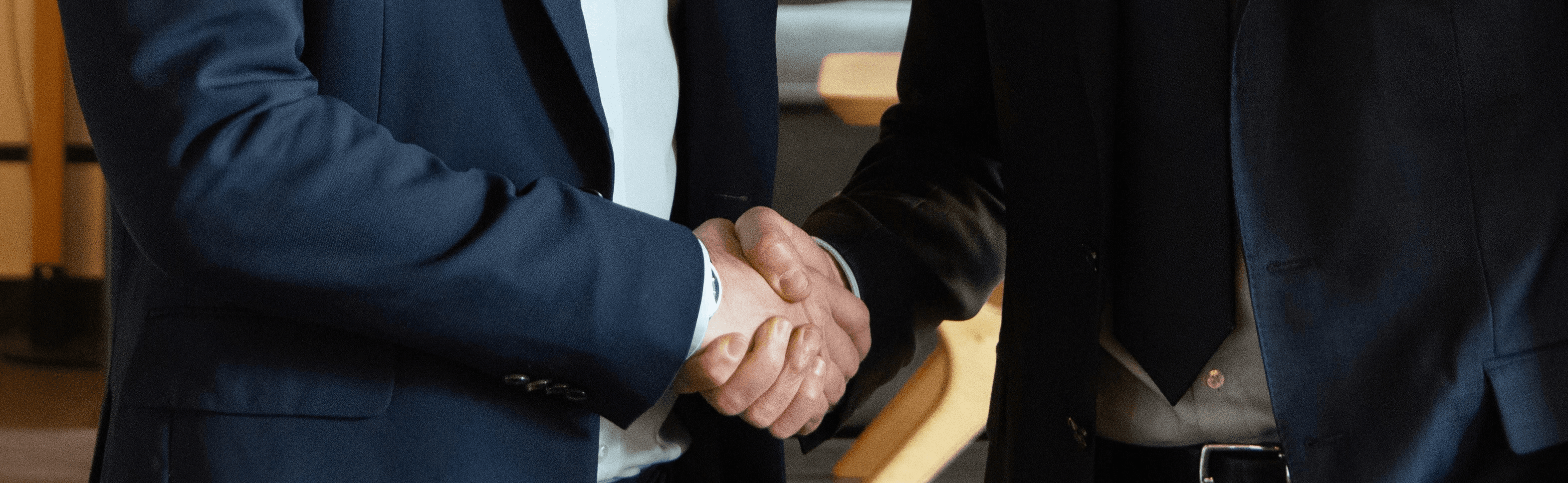 Deux hommes en accords pour une devis