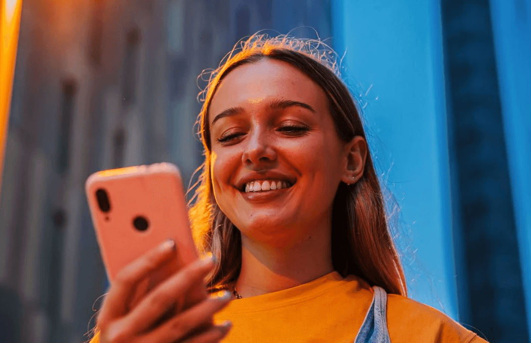 Jovem mulher usando iphone no centro da cidade