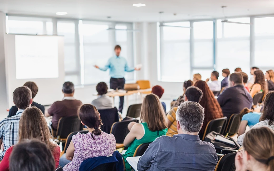 Volle klas met mensen voor de training