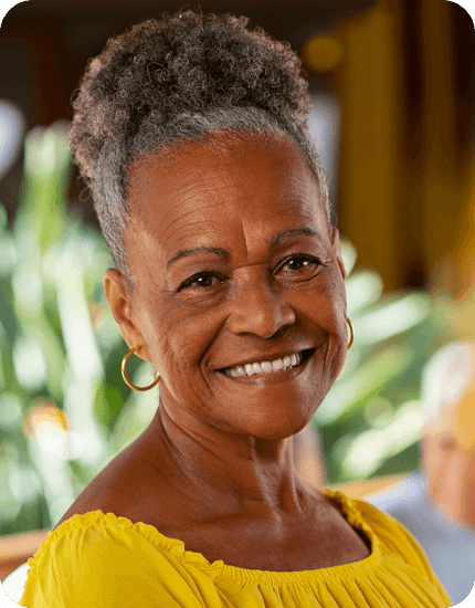 mulher negra sorrindo