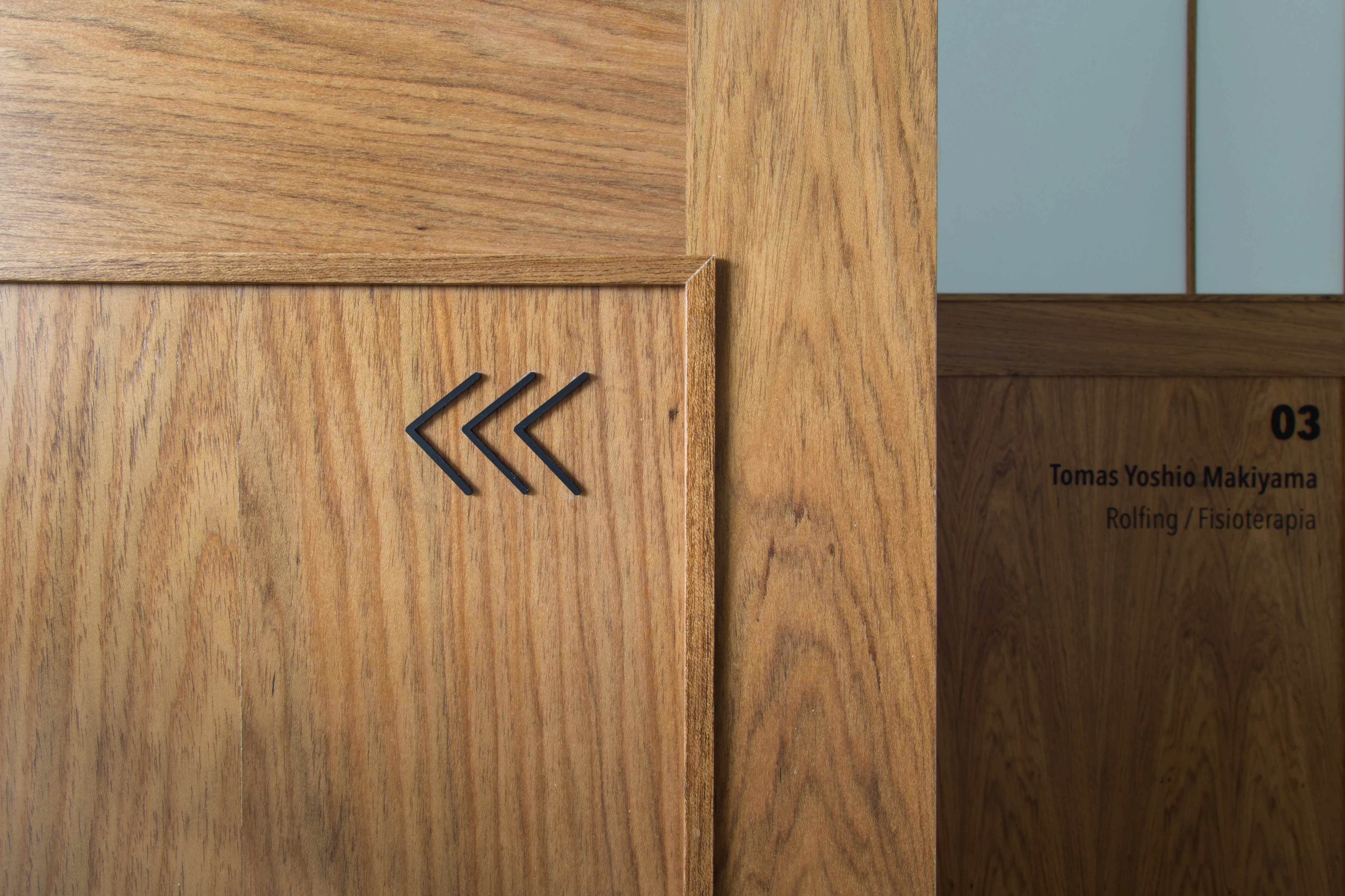 Signalétique design et bois, repérage dans l'espace