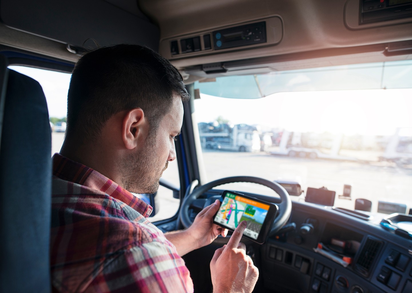 Immagine di un autista professionista alla guida di un furgone aziendale con un navigatore GPS attivo visibile sul cruscotto.
