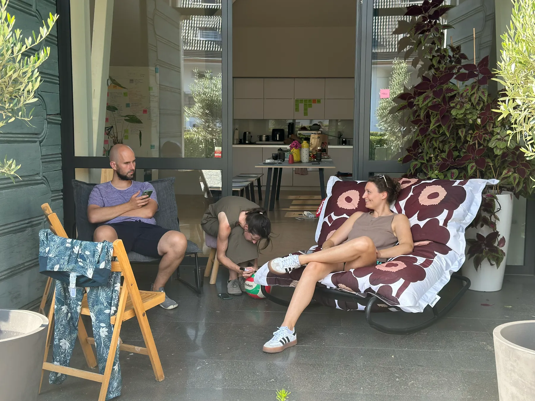 Sommerliche Szene vor dem Büro