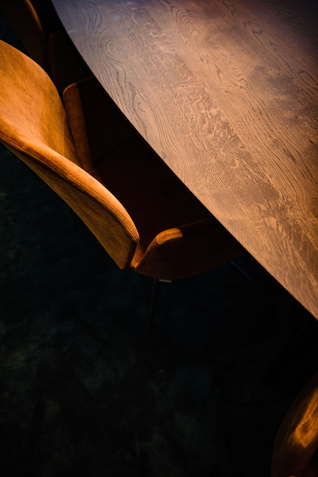Extreme detailopname van Europees maatwerk in een B2B project: de houtnerf van de vergadertafel en de tactiliteit van de stoel.