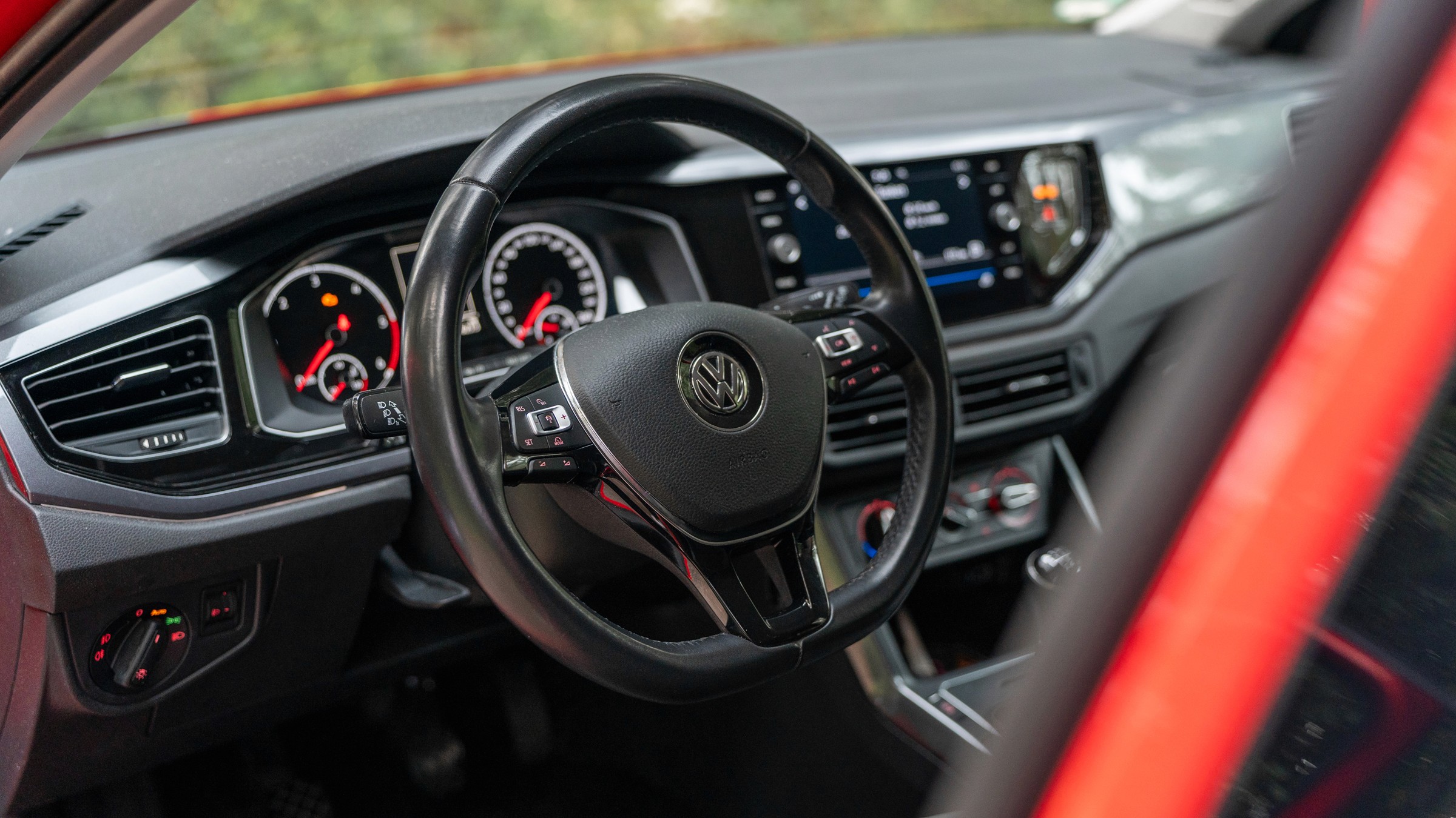 Innenraum des VW Polo – übersichtliches Cockpit für die Fahrausbildung Klasse B/B197.