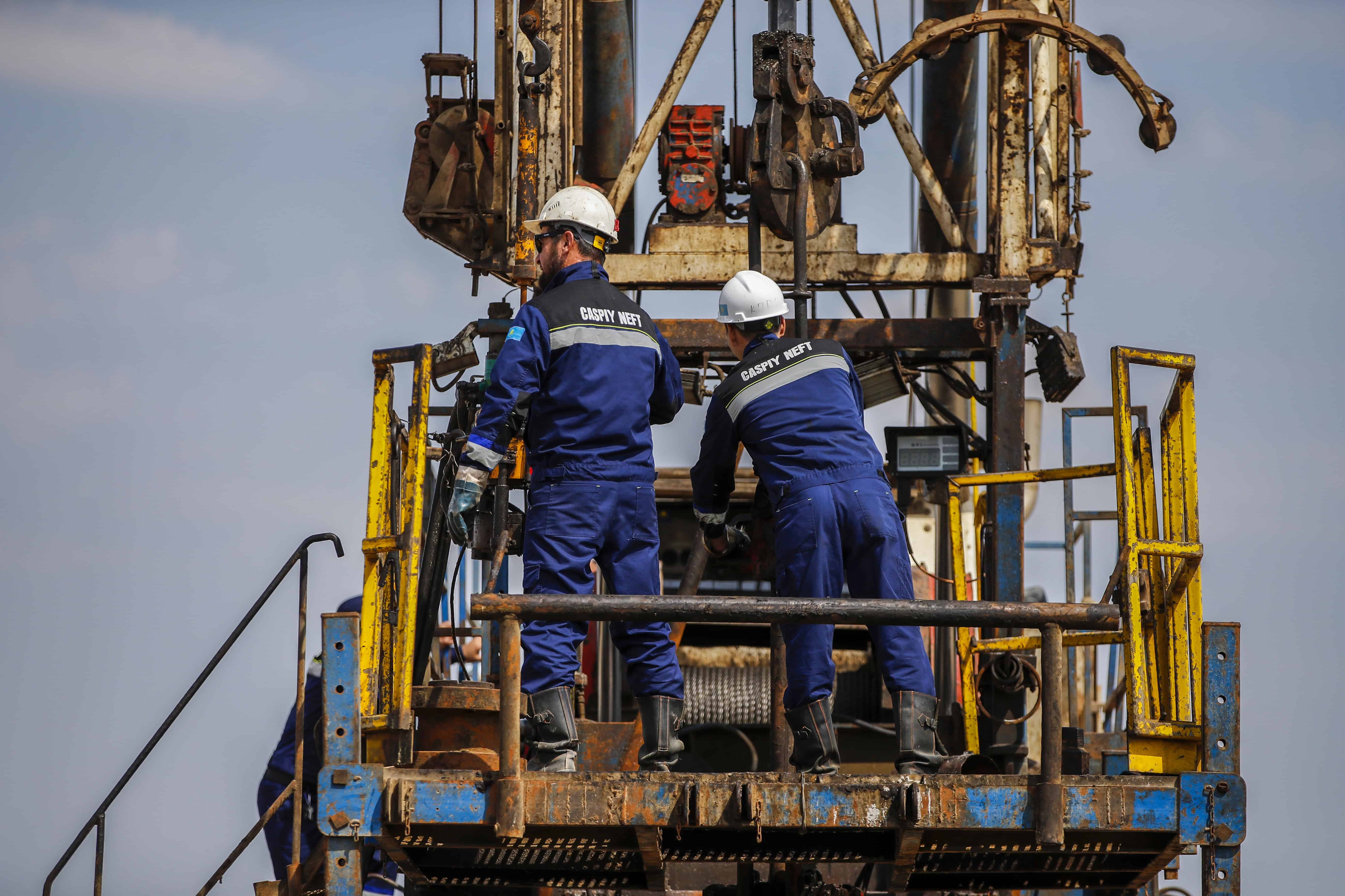 Crew members on a drilling rig faced with many psychosocial risks including isolation, work demands and bullying