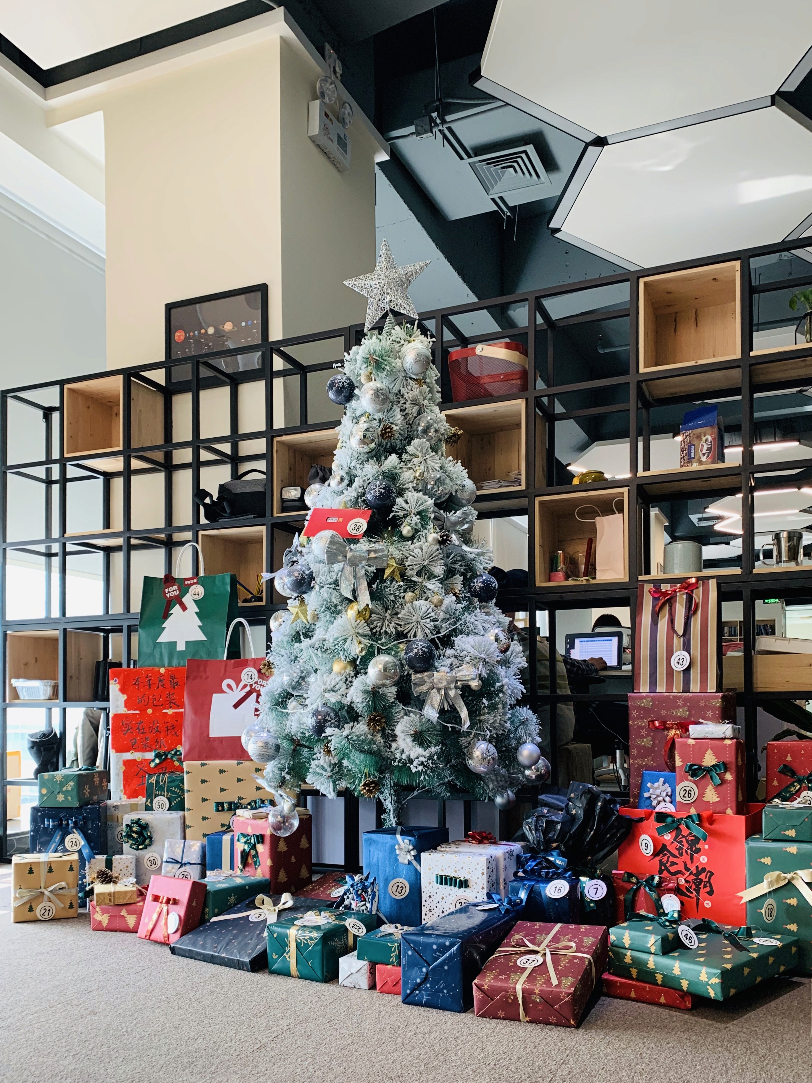 圣诞树与礼物包装