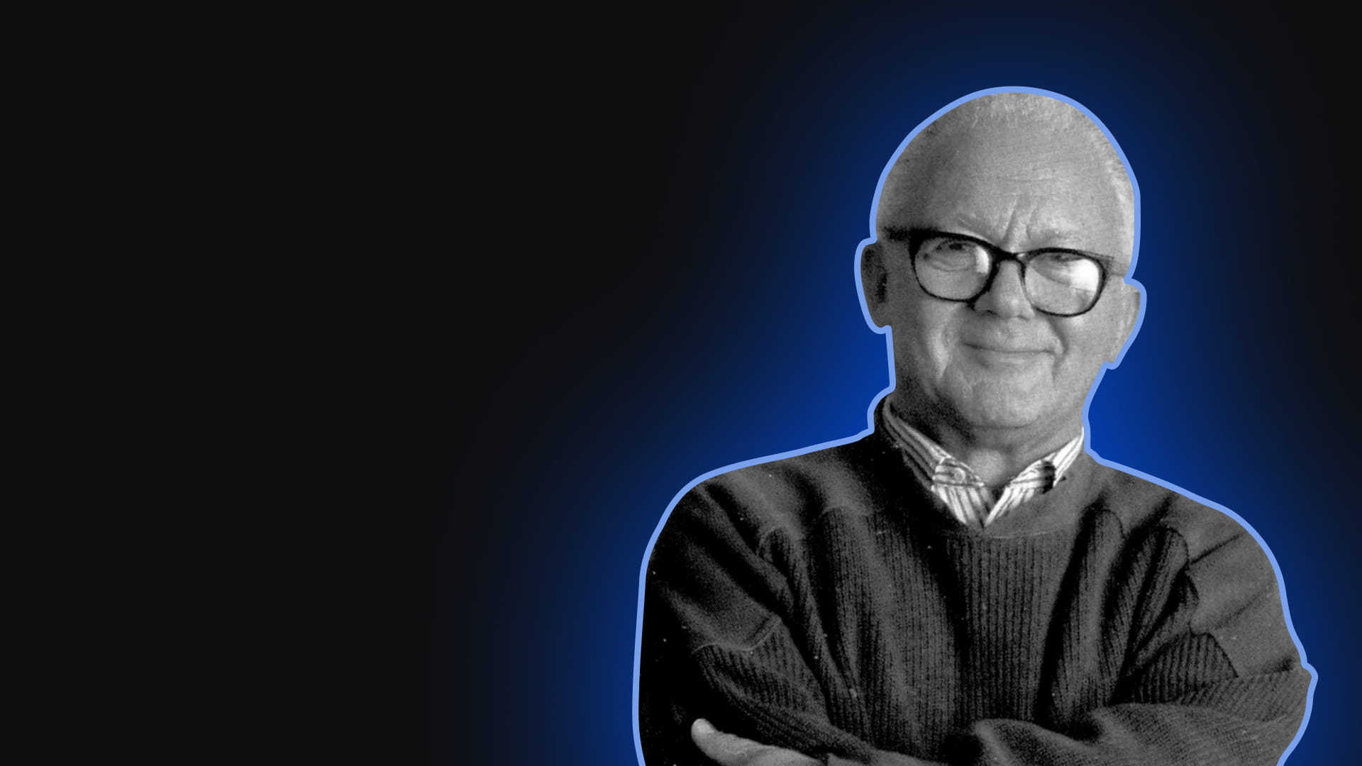 Retrato en blanco y negro de un hombre de brazos cruzados sobre fondo oscuro con halo azul, utilizado para ilustrar un contenido sobre Paul Rand, el diseñador que transformó el diseño gráfico y la identidad corporativa en Estados Unidos, conocido por sus icónicos logos modernos para empresas como IBM, ABC o UPS; imagen destacada del episodio Paul Rand - Transformó el diseño americano. | B4F #37. 