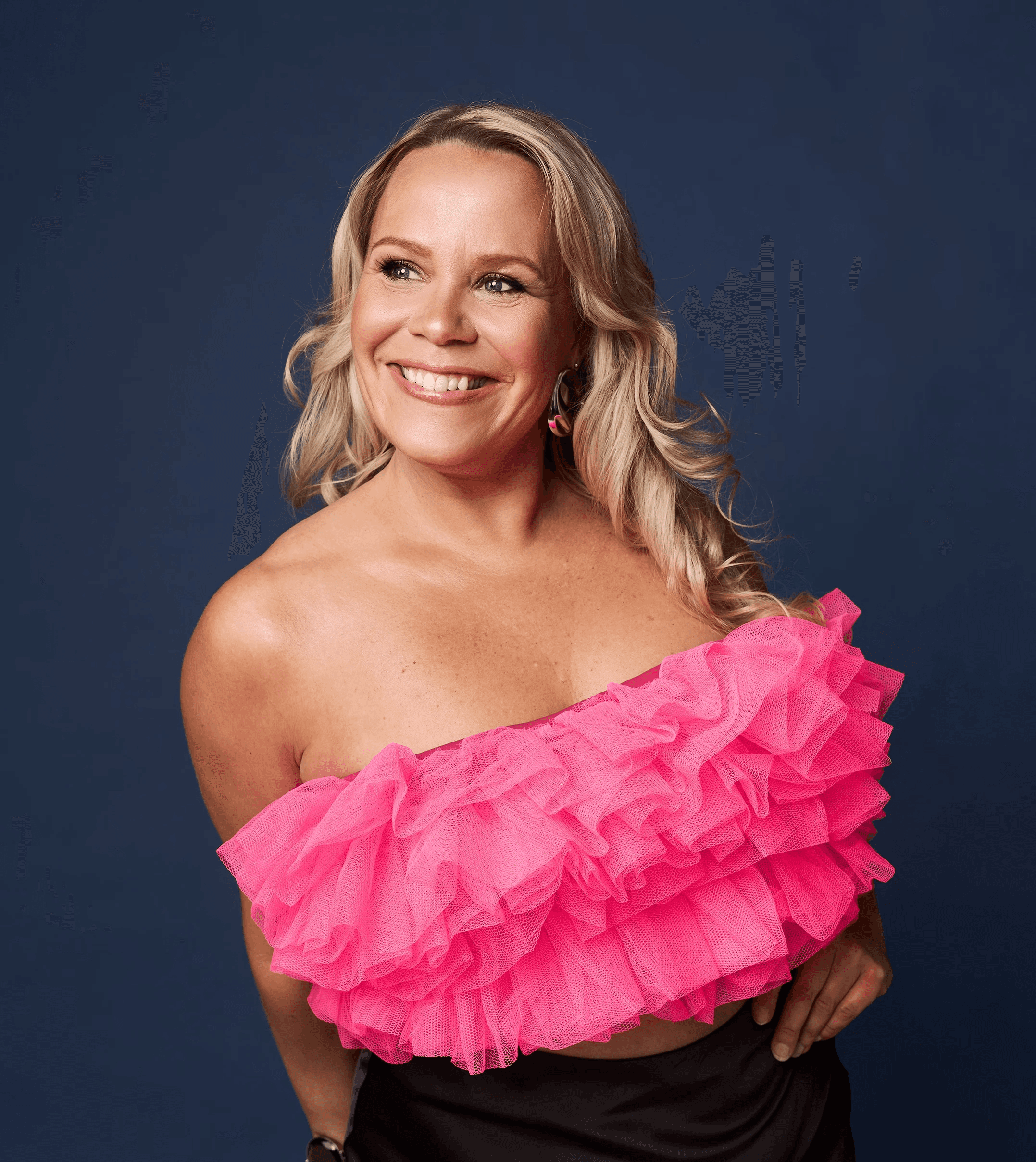 Katri Utula muotokuvassa pinkissä topissa