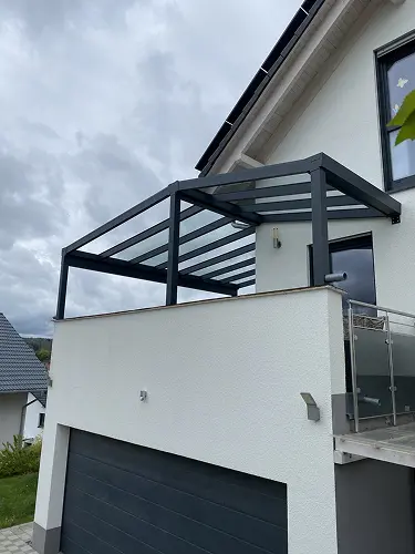 Balkonüberdachung aus Aluminium mit Glasdach über der Garage