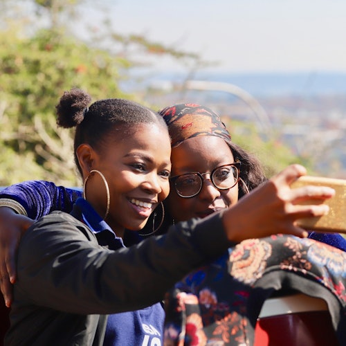 在雙層巴士的開放式頂部自拍