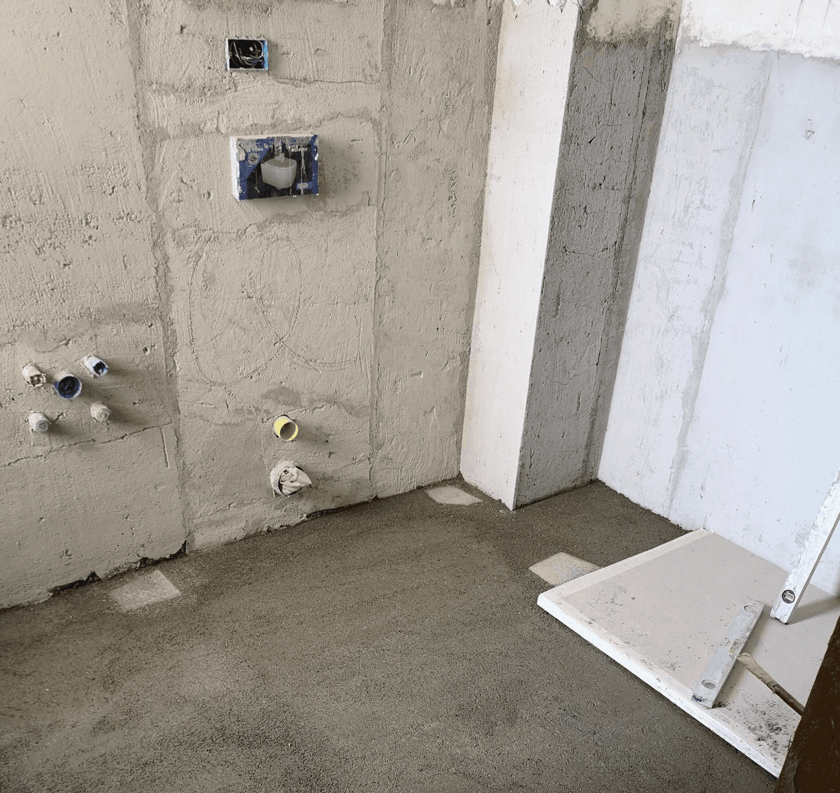 lavoro di ristrutturazione bagno con massetto a vista e pareti senza intonaco
