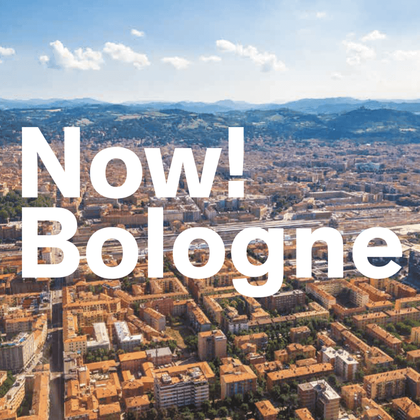 Biały napis „Now! Bologne” na panoramie miasta z lotu ptaka – ceglaste dachy, zielone wzgórza i błękitne niebo