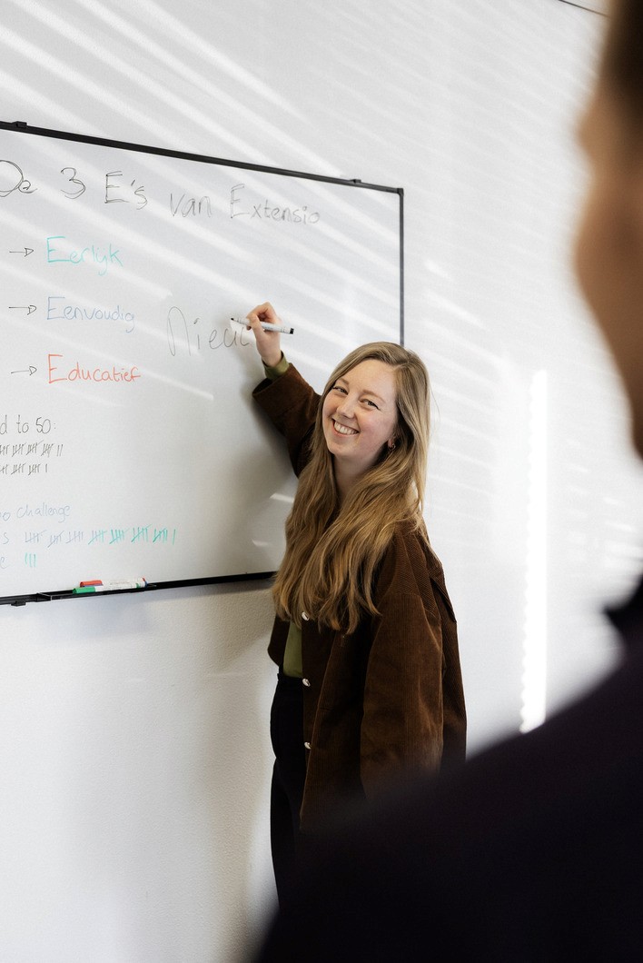 Content marketeer schrijft op whiteboard.