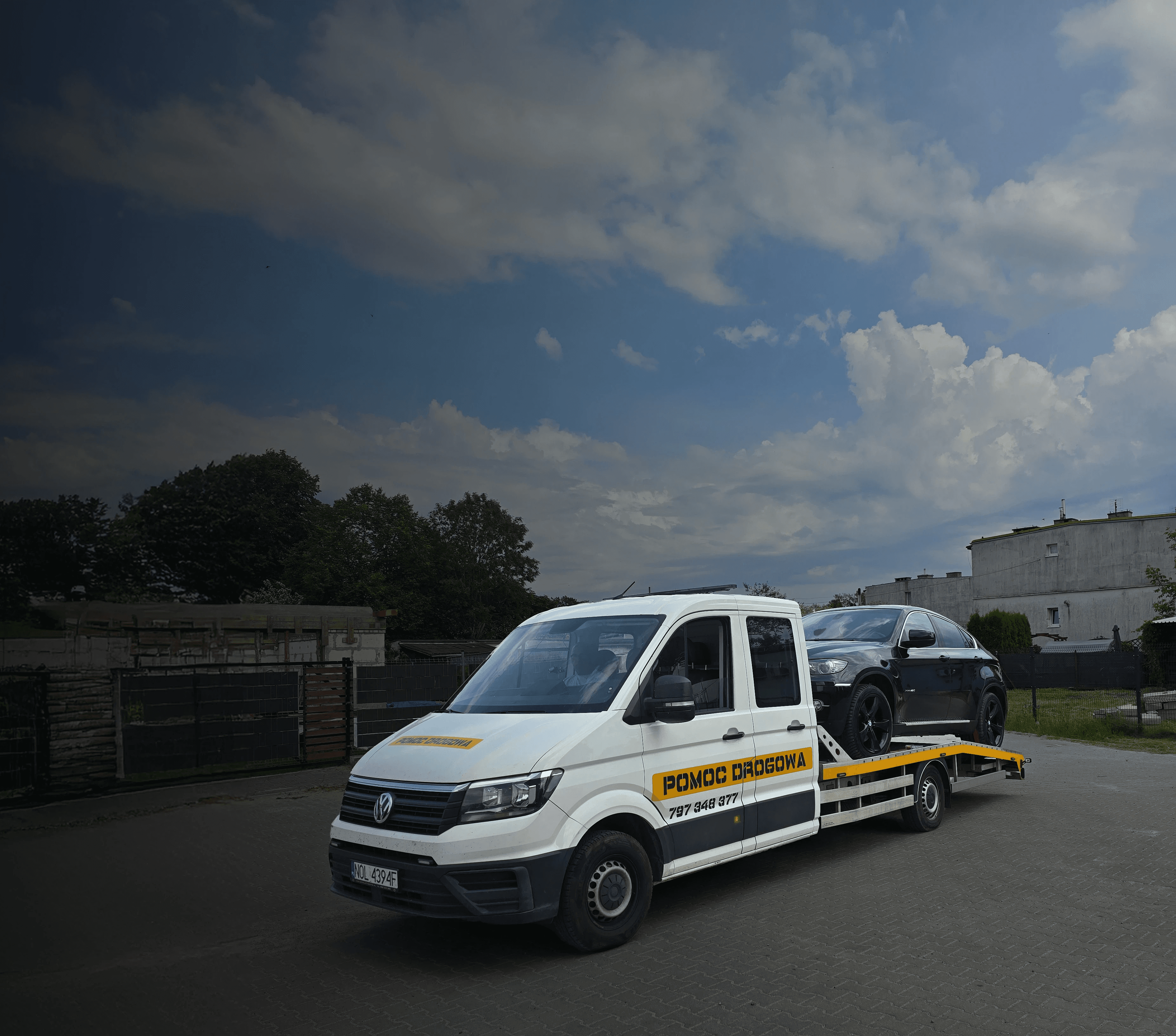 Auto laweta z wciągniętym samochodem