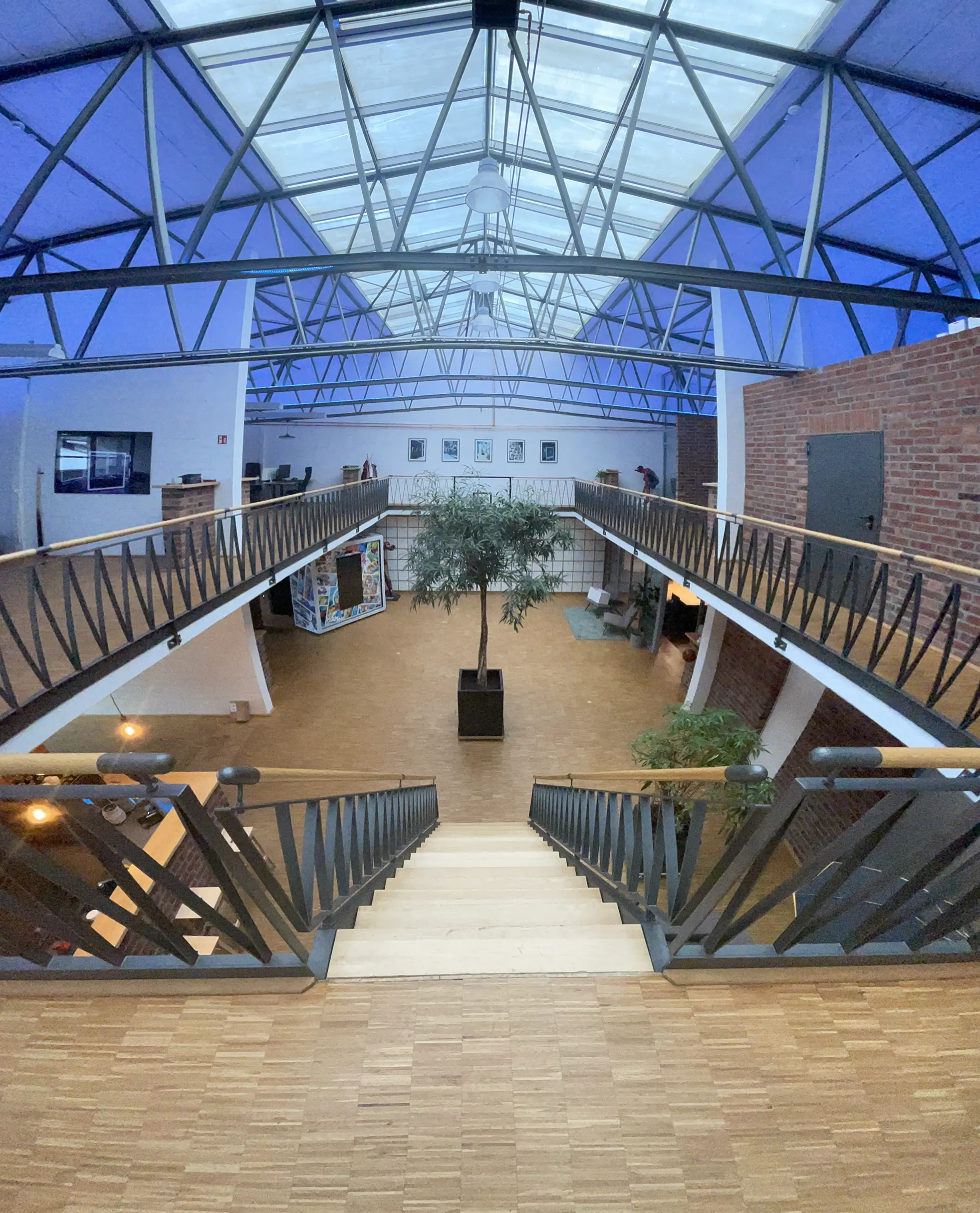 Blick die Treppe hinunter in das offene Atrium des SnapNext-Büros