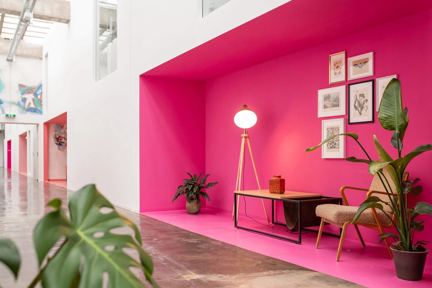 Lounge-Bereich im Kontor in Erfurt, mit pinker Wandgestaltung und Pflanzen, ideal für kreative Pausen und Inspiration im Wytspace Studio