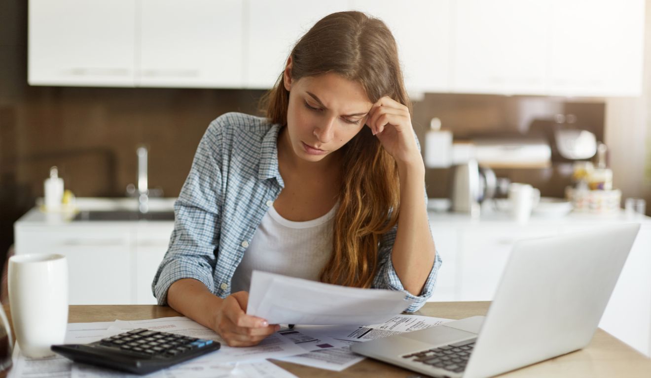 Imagem mostra mulher organizando finanças