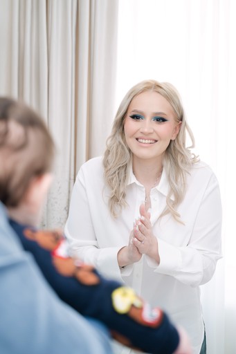 Portret al nașilor în timpul ceremoniei de botez.