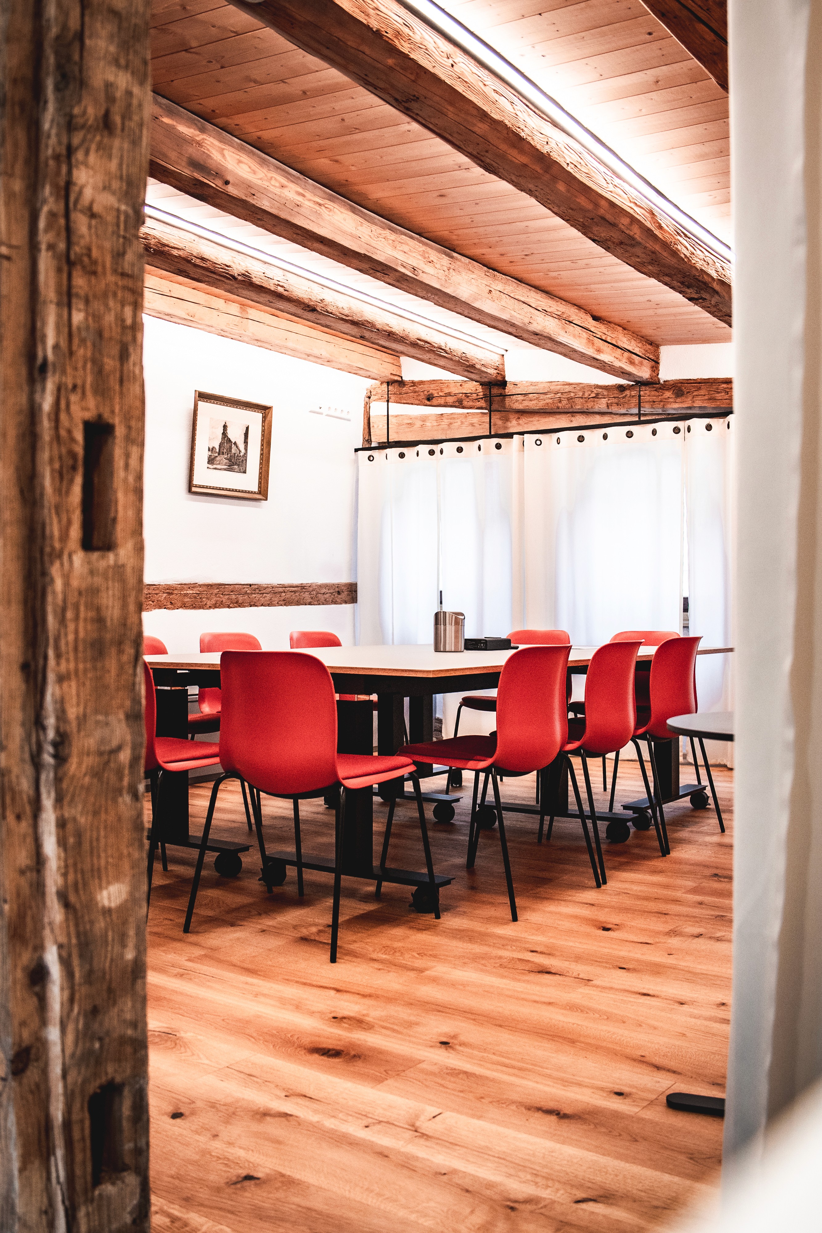 Das Bild der Akademie, eingebettet zwischen roten Backsteinbauten, zeigt eine charmante Architektur in einer malerischen Umge