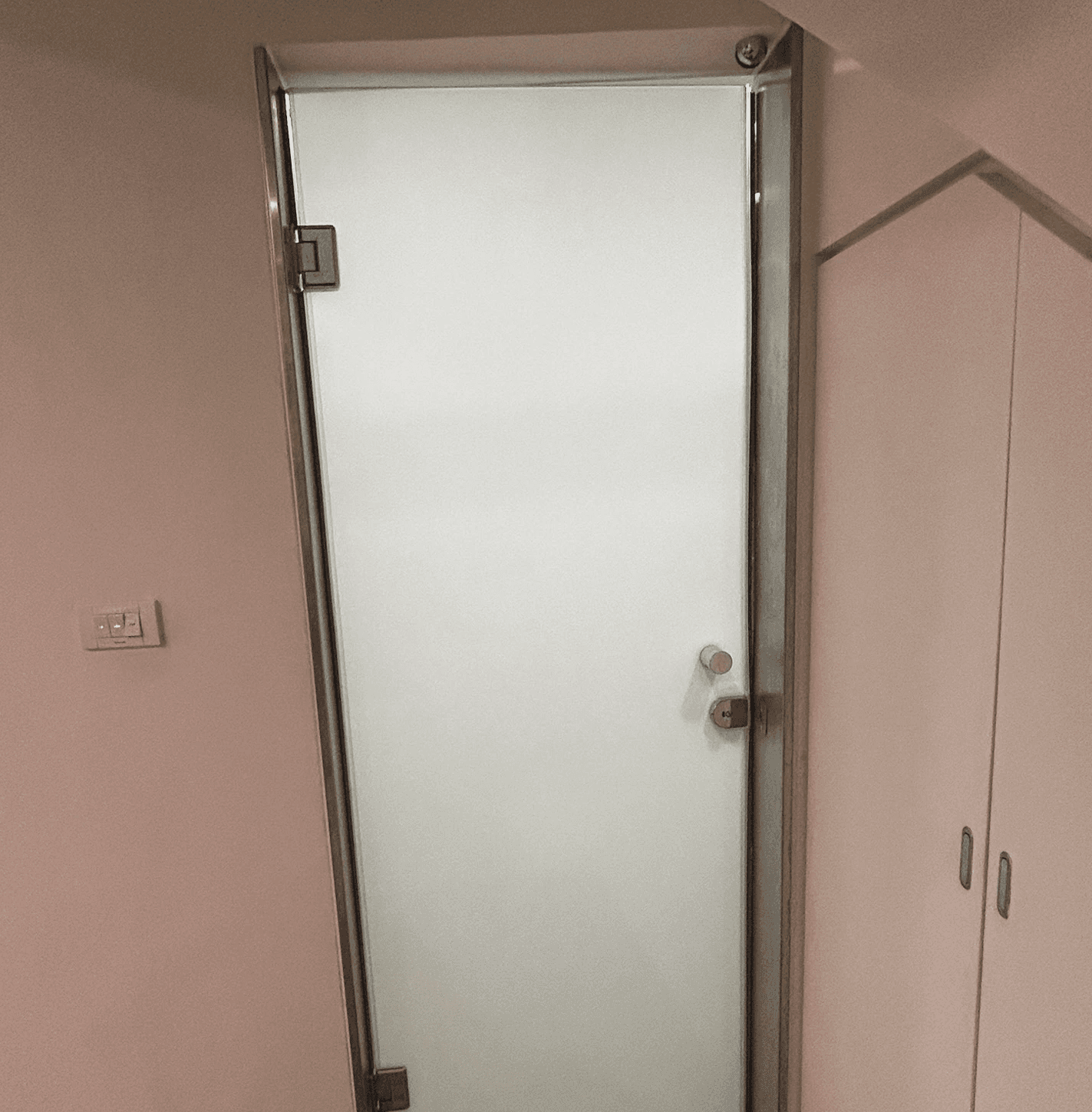 5+5白膜廁所出入門、附安全鎖