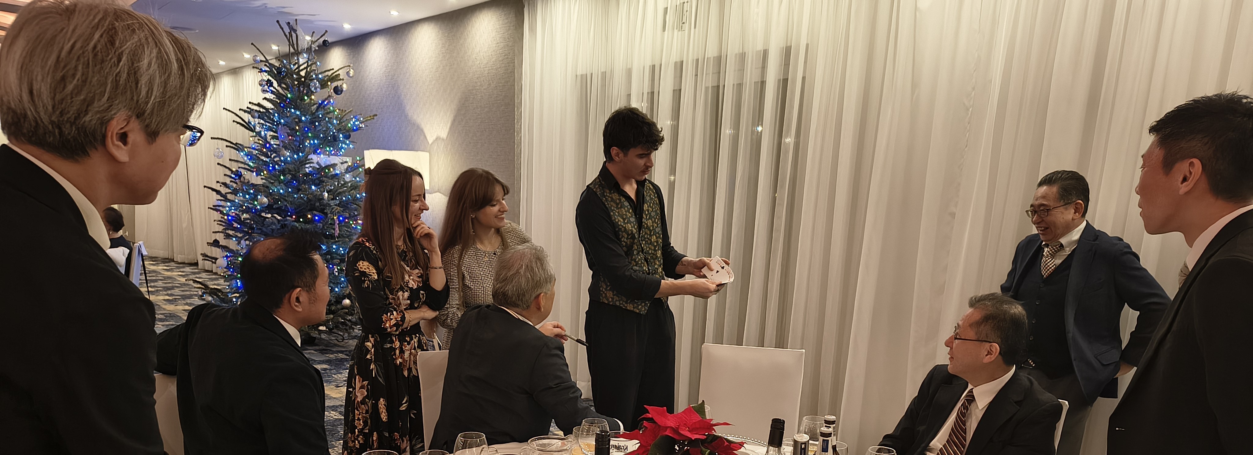 Filip Niezapomnisz iluzjonista na weselu robi pokaz dla gości