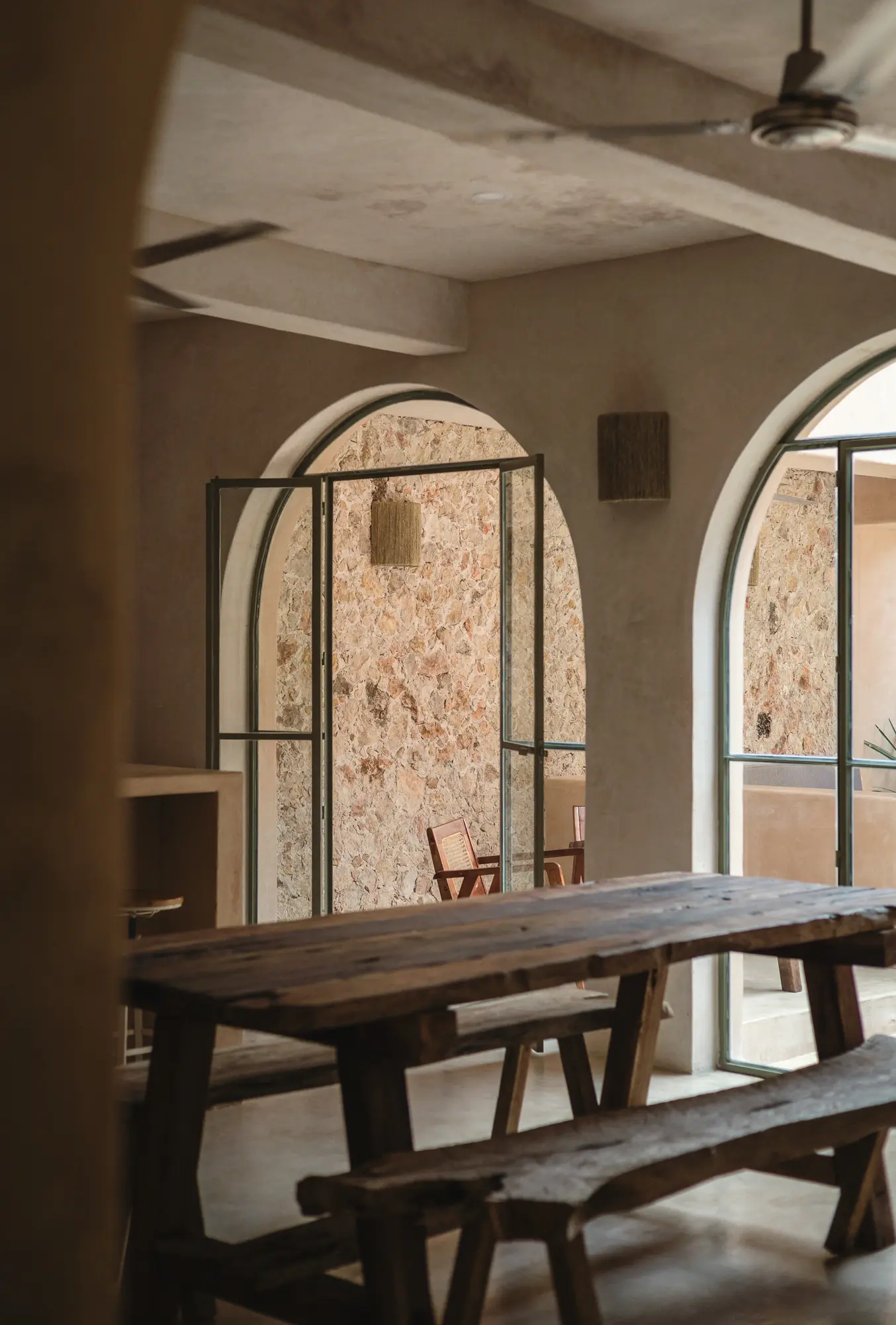 Villa Petite Comite - detalle de comedor, puertas en arco de fondo