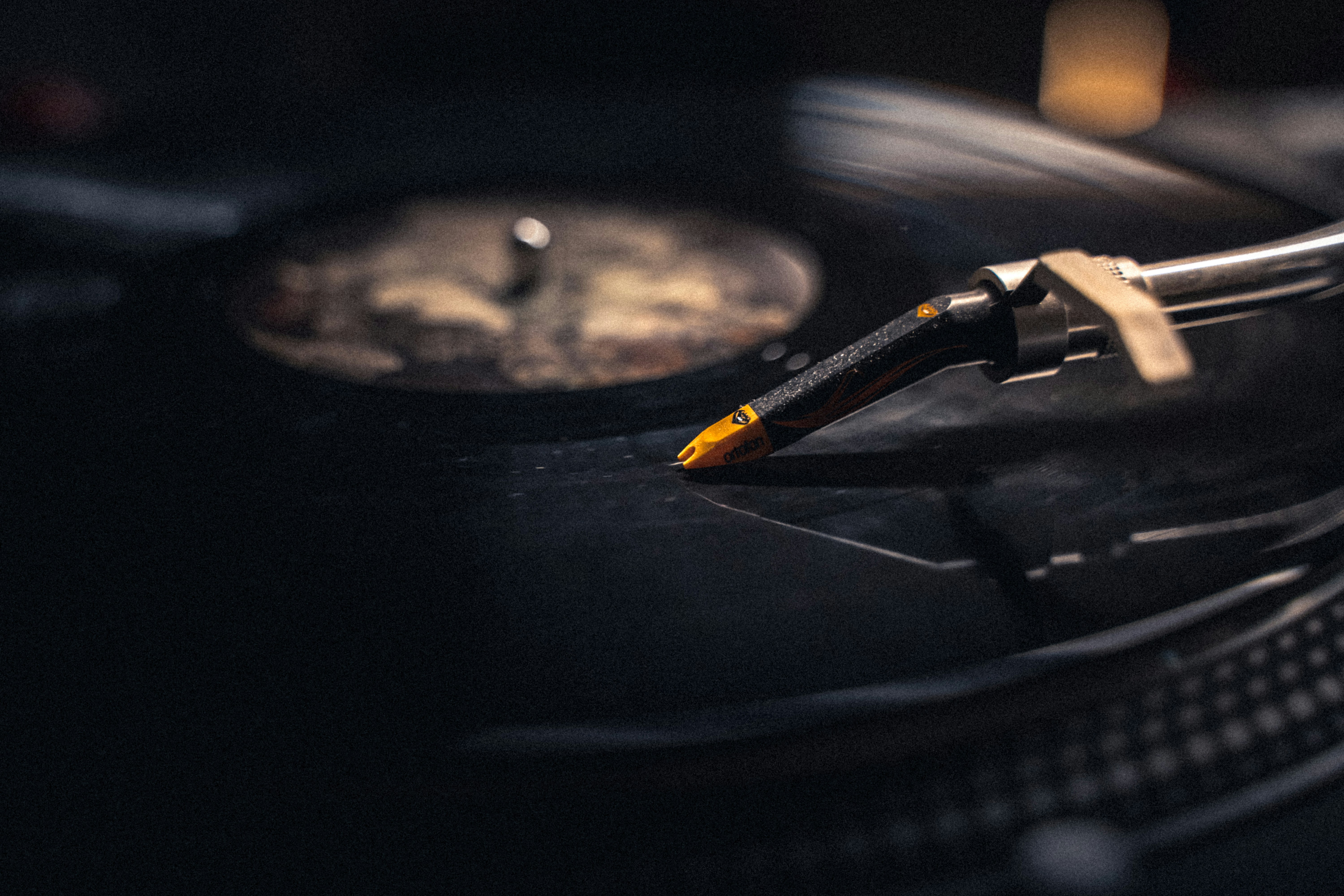a close up of a record player's turntable