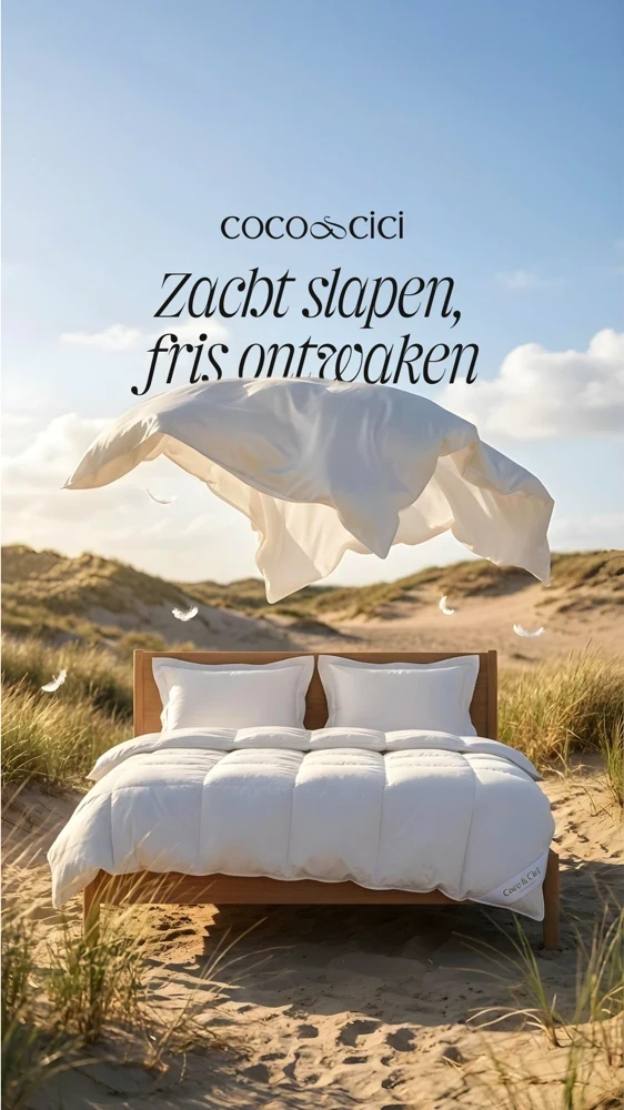 Coco & Cici logo boven bed in duinen met tekst "zacht slapen, fris ontwaken