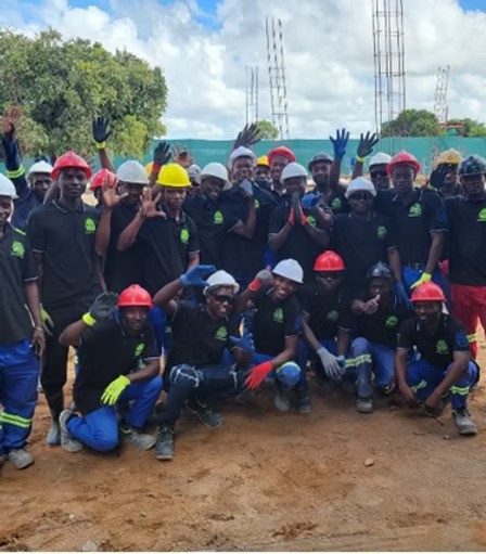 Großes Team der Sunshine Nut Co. auf einer Baustelle in Mosambik – Ein durch die DAG Unternehmensgruppe unterstütztes Projekt zur Förderung lokaler Gemeinschaften.